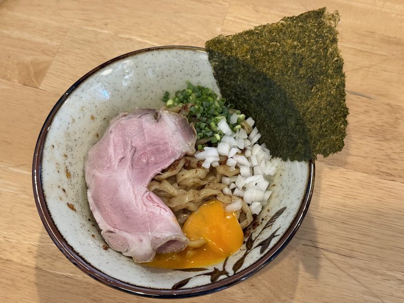 チャーシュー、卵黄、刻み玉ねぎ、ねぎ、海苔をのせた元祖宮古まぜそば