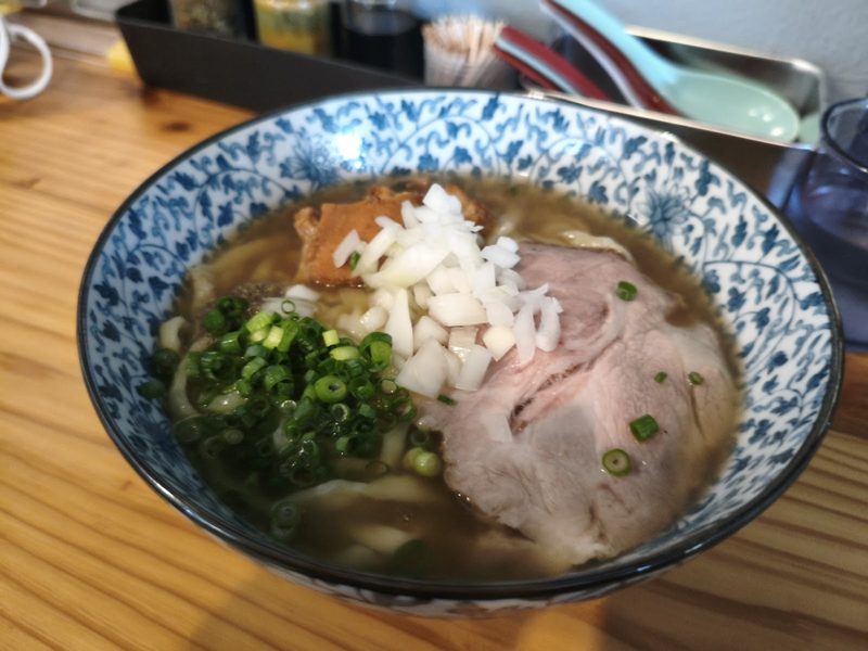 澄んだスープにチャーシューと刻み玉ねぎ、ねぎをのせたミジュンそば