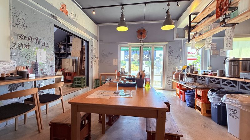 長い木のテーブルとカウンター席が並ぶ店内