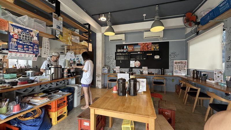カウンターと厨房、セルフサービスのコーナー