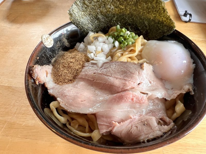 チャーシュー、温泉卵、魚粉、刻み玉ねぎをのせたまぜそば