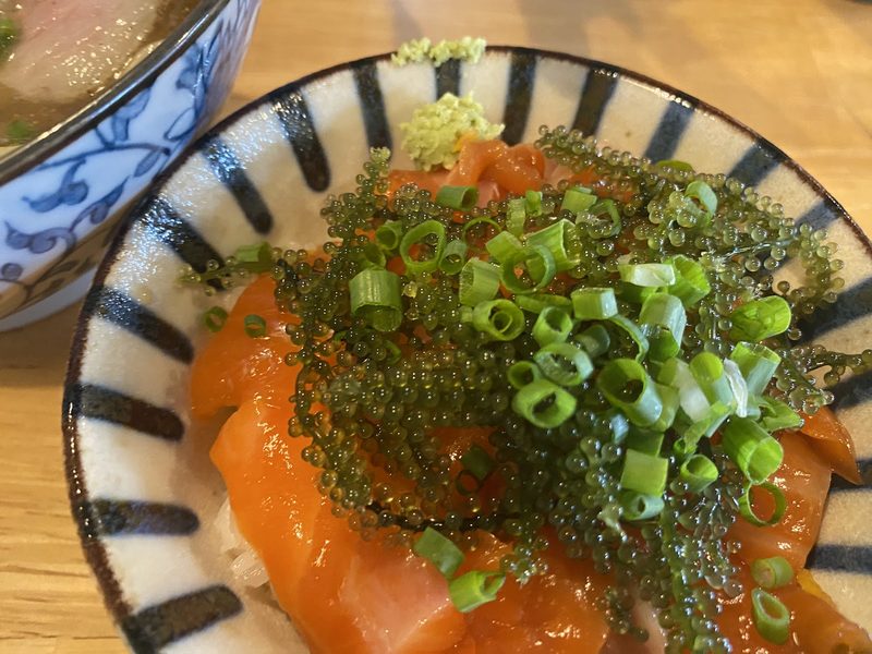 漬けサーモンに海ぶどうとねぎをのせた丼