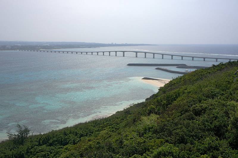 来間島の高台から見た、浅い海の上にのびる来間大橋