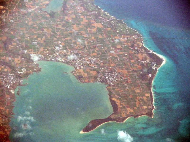 上空から見た宮古島南西部の下地地区と、エメラルド色の与那覇湾