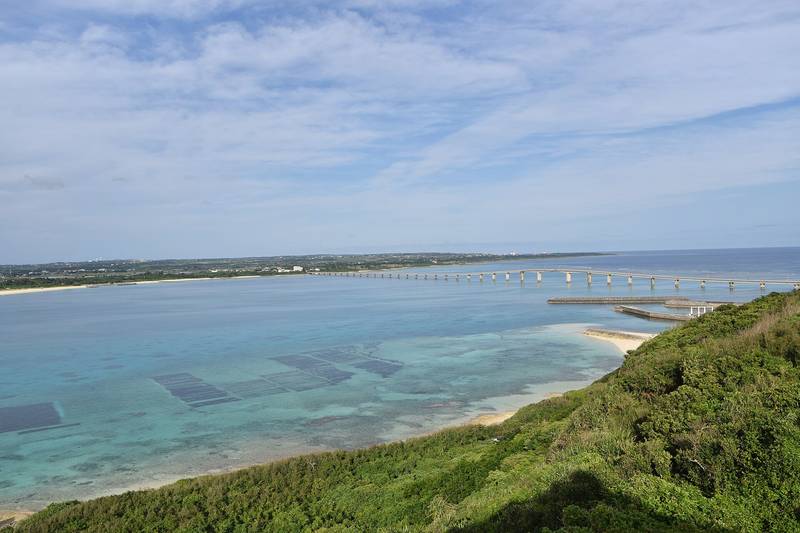 来間島の竜宮城展望台から見下ろす白い砂浜と遠浅の海